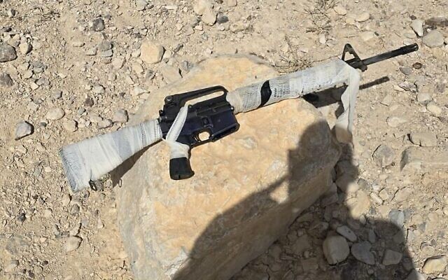 Un M-16 porté par un Palestinien suspecé de terrorisme arrêté en Cisjordanie, le 20 octobre 2024. (Crédit : Armée israélienne) Un M-16 porté par un Palestinien suspecé de terrorisme arrêté en Cisjordanie, le 20 octobre 2024. (Crédit : Armée israélienne)
