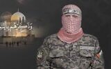 Le porte-parole des Brigades Izz al-Din al-Qassam du Hamas, Abu Obeida, dans un discours marquant le premier anniversaire de l'attaque du 7 octobre 2023 contre Israël. (Crédit : Capture d'écran vidéo)