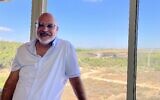 Ahmed Samniya se tenant devant chez lui, à Sheikh Danun, en Galilée occidentale, le 8 octobre 2024. (Crédit : Diana Bletter/Times of Israel)