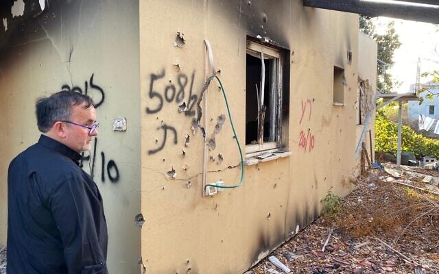 Le père Patrick Desbois visite le site du massacre du Hamas au Kibboutz Beeri pour la commémoration d'un an du massacre du 7 octobre 2023, octobre 2024. (Crédit : B'nai B'rith International)