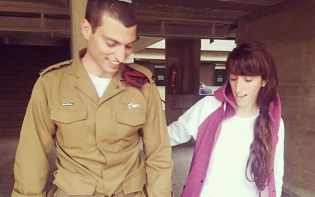 Masada Bochris, à droite, avec son frère, Chen Bochris, qui a été tué en combattant les terroristes du Hamas au kibboutz Nahal Oz, le 7 octobre 2023. (Autorisation) Masada Bochris, à droite, avec son frère, Chen Bochris, qui a été tué en combattant les terroristes du Hamas au kibboutz Nahal Oz, le 7 octobre 2023. (Autorisation)