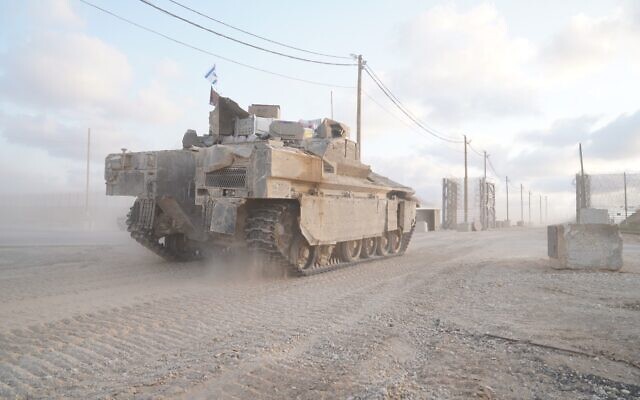 Des troupes de la 162e division se préparant à entrer dans le nord de la bande de Gaza, sur une photo publiée le 6 octobre 2024. (Crédit : Armée israélienne)