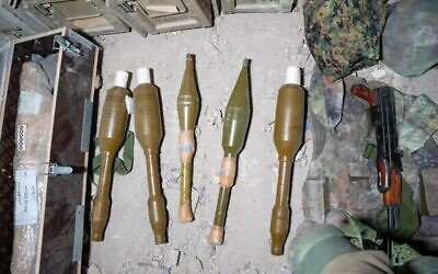 Des armes du Hezbollah saisies par des parachutistes et des commandos de l’armée israélienne lors d'opérations dans le sud du Liban, sur une photo publiée le 6 octobre 2024. (Crédit : Armée israélienne)