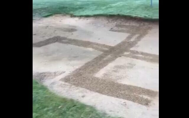 Une croix gammée ratissée dans un bac à sable au Hendon Golf Club de Londres, au Royaume-Uni, le 11 octobre 2024. (Capture d'écran de @darrengrimes_ sur X, utilisée conformément à l'article 27a de la loi sur le droit d'auteur) Une croix gammée ratissée dans un bac à sable au Hendon Golf Club de Londres, au Royaume-Uni, le 11 octobre 2024. (Capture d'écran de @darrengrimes_ sur X, utilisée conformément à l'article 27a de la loi sur le droit d'auteur)