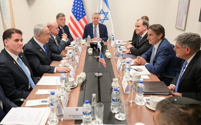 Le Premier ministre Benjamin Netanyahu (2e à droite) rencontrant  l'envoyé spécial américain Amos Hochstein et le l’expert du Moyen-Orient Brett McGurk, aux côtés d'autres responsables, dans son bureau, à Jérusalem, le 31 octobre 2024. (Crédit : Maayan Toaf/GPO)