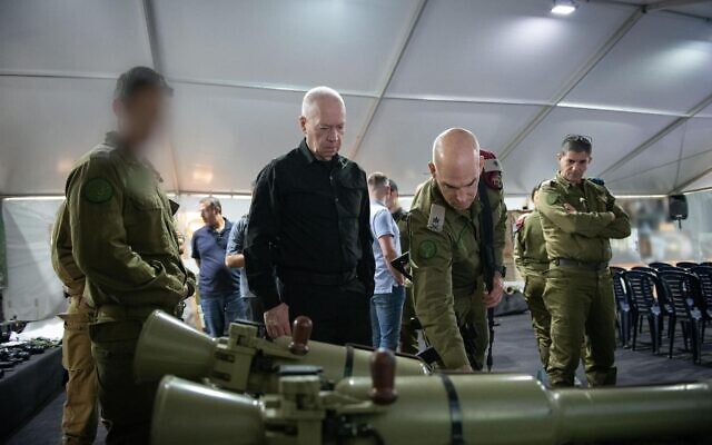 Le ministre de la Défense Yoav Gallant, au centre, regarde les armes capturées par les soldats israéliens au Liban dans une photo publiée le 1er octobre 2024. (Crédit : Shahar Yurman)