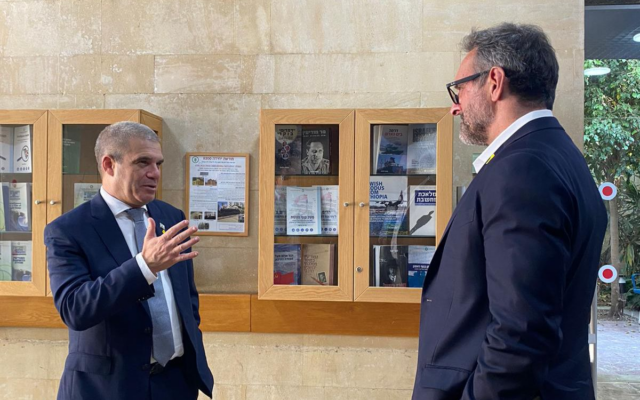Le porte-parole du gouvernement pour les otages, Gal Hirsch (à gauche), rencontrant son homologue américain, l'envoyé spécial Roger Carstens, à Glilot, au début du mois d'octobre 2024. (Crédit : Autorisation)