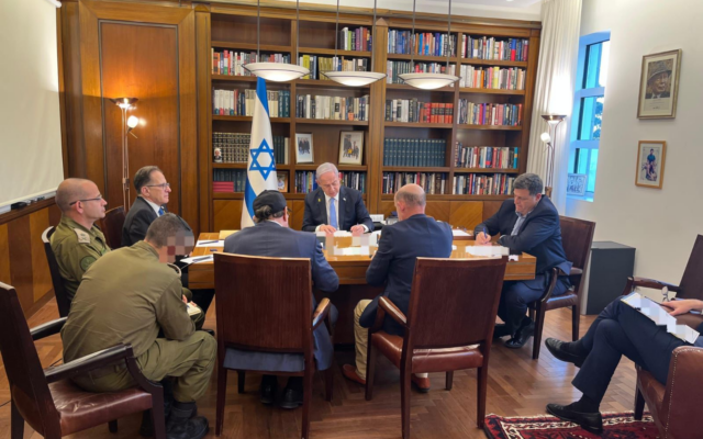 Le Premier ministre Benjamin Netanyahu et ses conseillers s'entretenant par téléphone avec le président américain Joe Biden, le 9 octobre 2024. (Crédit : Bureau du Premier ministre) Le Premier ministre Benjamin Netanyahu et ses conseillers s'entretenant par téléphone avec le président américain Joe Biden, le 9 octobre 2024. (Crédit : Bureau du Premier ministre)
