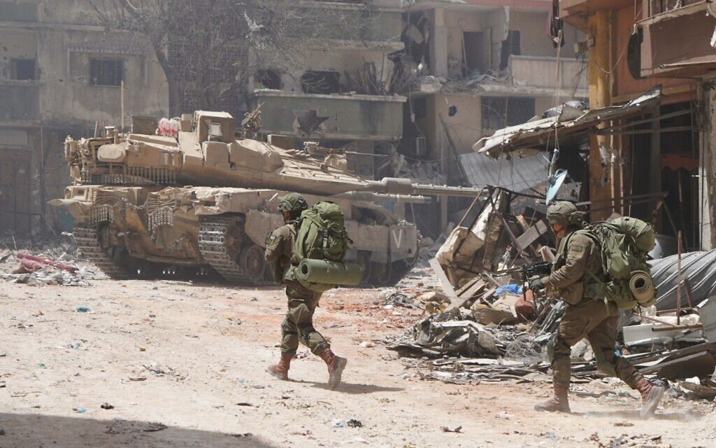 Des soldats de l'armée israélienne en opération dans la bande de Gaza, une photo publiée le 15 octobre 2024. (Crédit : Armée israélienne)
