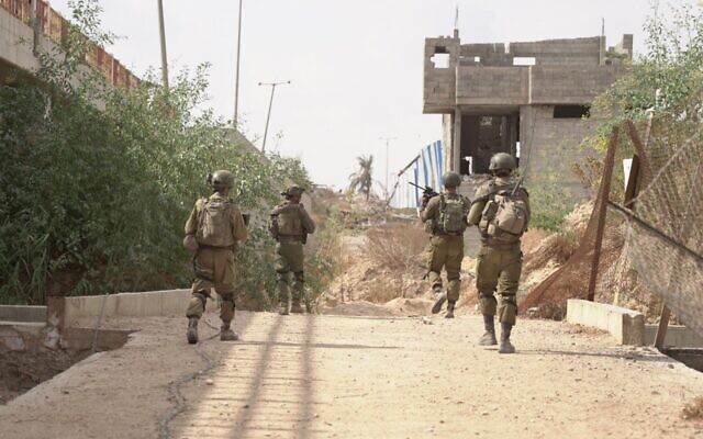 Les troupes israéliennes en train d'opérer à Gaza dans une image autorisée à la publication par l'armée le 18 octobre 2024. (Crédit : Tsahal)