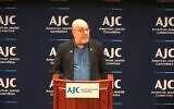 Jonathan Dekel-Chen, père de l'otage israélo-américain Sagui, s'exprimant lors d'une cérémonie commémorative du 7 octobre organisée par l'American Jewish Committee, à Washington, le 7 octobre 2024. (Crédit : Capture d'écran/YouTube)