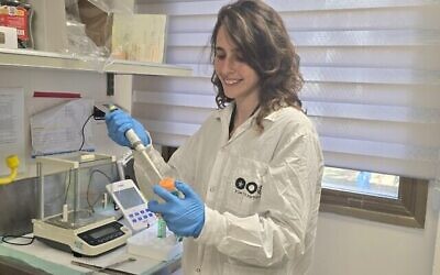 Inbar Fischer, doctorante à l'université de Tel Aviv, étudie la mutation du gène SHANK3 impliquée dans l'autisme d'origine génétique, sur une photo non datée. (Crédit : Université de Tel Aviv)