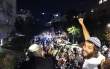 Des manifestants de droite observent une contre-manifestation en faveur du procureur général Gali Baharav-Miara, Tel Aviv, 20 novembre 2024. (Crédit : Noam Lehmann/Times of Israel)