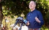 Le représentant Adam Schiff s'adresse aux médias après avoir voté au McCambridge Recreation Center à Burbank dans la course au Sénat américain qu'il a finalement remportée, le 5 novembre 2024. (Crédit : Hans Gutknecht, Los Angeles Daily News/SCNG via JTA)