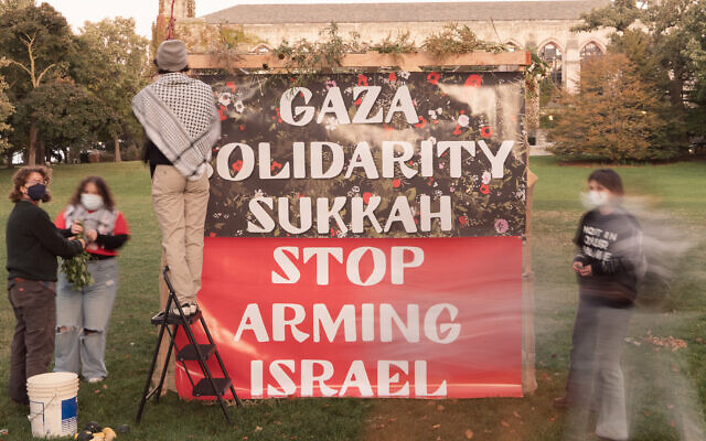 Un groupe juif antisioniste construit une "La souccah de solidarité avec Gaza" construite par un groupe juif sur le campus de l'université Northwestern, à Evanston, dans l'Illinois, à l'occasion de la fête de Souccot, en 2024. (Crédit :  : Jewish Voice for Peace via JTA)