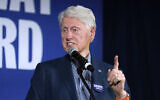 L'ancien président américain Bill Clinton s'exprime lors d'un événement de campagne soutenant la candidate démocrate à la présidence, la vice-présidente Kamala Harris, mercredi 23 octobre 2024, à Phoenix. (Crédit : Ross D. Franklin/AP)