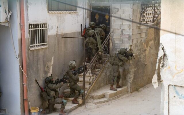 Les troupes de Tsahal opèrent dans le camp de Nour Shams en Cisjordanie, près de Tulkarem, dans une photo de l’armée publiée le 1er novembre 2024. (Crédit : Armée israélienne)
