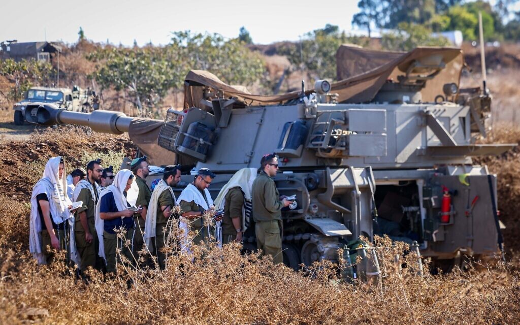 Des soldats israéliens prient à côté de leurs unités d'artillerie près de la frontière israélienne avec le Liban, le 29 septembre 2024. Illustration (Crédit : David Cohen/Flash90) Des soldats israéliens prient à côté de leurs unités d'artillerie près de la frontière israélienne avec le Liban, le 29 septembre 2024. Illustration (Crédit : David Cohen/Flash90)