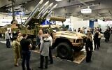 Un véhicule à mobilité protégée (PMV) de Thales transportant un lanceur à haute mobilité de Raytheon est exposé au salon de l'armement Land Forces 2024, à Melbourne, le 11 septembre 2024. (Crédit : William West/AFP)