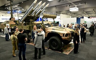 Un véhicule à mobilité protégée (PMV) de Thales transportant un lanceur à haute mobilité de Raytheon est exposé au salon de l'armement Land Forces 2024, à Melbourne, le 11 septembre 2024. (Crédit : William West/AFP)