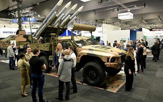 Un véhicule à mobilité protégée (PMV) de Thales transportant un lanceur à haute mobilité de Raytheon est exposé au salon de l'armement Land Forces 2024, à Melbourne, le 11 septembre 2024. (Crédit : William West/AFP)