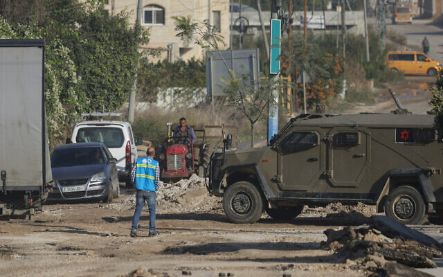 Un véhicule de l'armée israélienne bloque une route lors d'un raid à Qabatiya, au sud de la ville de Jénine, en Cisjordanie, le 5 novembre 2024. (Crédit : Jaafar ASHTIYEH / AFP)
