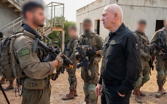 Le ministre de la Défense Yoav Gallant rencontre des soldats du commando Egoz dans le nord d'Israël le 5 novembre 2024 (Crédit : Ariel Hermoni/Ministère de la Défense) Le ministre de la Défense Yoav Gallant rencontre des soldats du commando Egoz dans le nord d'Israël le 5 novembre 2024 (Crédit : Ariel Hermoni/Ministère de la Défense)