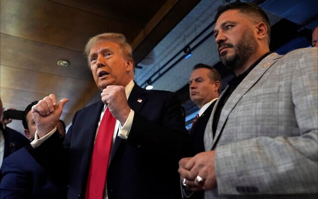 Le candidat républicain à la présidence, l'ancien président Donald Trump, s'exprime lors d'une visite au café The Great Commoner, tandis que le propriétaire Albert Abbas, à droite, l'écoute, à Dearborn, Michigan, le 1er novembre 2024. (Crédit : Julia Demaree Nikhinson/AP) Le candidat républicain à la présidence, l'ancien président Donald Trump, s'exprime lors d'une visite au café The Great Commoner, tandis que le propriétaire Albert Abbas, à droite, l'écoute, à Dearborn, Michigan, le 1er novembre 2024. (Crédit : Julia Demaree Nikhinson/AP)