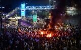 Des Israéliens protestent contre la décision du Premier ministre israélien Benjamin Netanyahu de renvoyer le ministre de la Défense Yoav Gallant, bloquent l'Ayalon à Tel Aviv, le 5 novembre 2024. (Crédit : Avshalom Sassoni/Flash90)