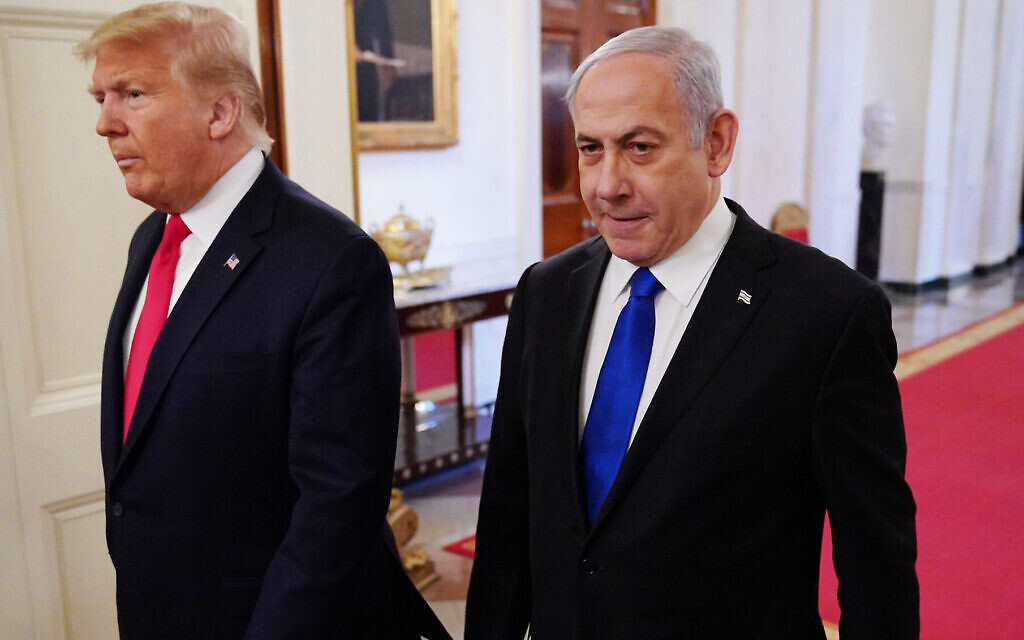 Le président américain Donald Trump (à gauche) et le Premier ministre Benjamin Netanyahu arrivent pour l'annonce du plan de paix de Trump au Moyen-Orient à la Maison Blanche, le 28 janvier 2020. (Crédit : Mandel Ngan/AFP via Getty Images via JTA) Le président américain Donald Trump (à gauche) et le Premier ministre Benjamin Netanyahu arrivent pour l'annonce du plan de paix de Trump au Moyen-Orient à la Maison Blanche, le 28 janvier 2020. (Crédit : Mandel Ngan/AFP via Getty Images via JTA)
