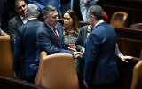 Le ministre des Affaires étrangères entrant Gideon Saar, à gauche, serre la main de son prédécesseur, le ministre de la Défense Israel Katz à la Knesset à Jérusalem, le 8 novembre 2024. (Crédit : Yonatan Sindel/Flash90)
