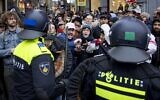 Des policiers éloignent les gens de la place du Dam lors d'une manifestation anti-Israël à Amsterdam, le 10 novembre 2024. (Crédit : Robin van Lonkhuijsen / ANP / AFP / JTA)