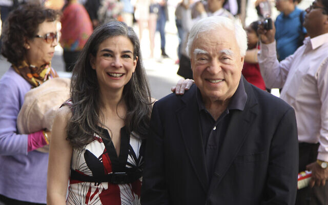 Arthur Frommer, 83 ans, et sa fille, Pauline Frommer, 46 ans, posent parmi les touristes dans le quartier de Wall Street à New York, le 20 mai 2012. (Crédit : Seth Wenig/AP) Arthur Frommer, 83 ans, et sa fille, Pauline Frommer, 46 ans, posent parmi les touristes dans le quartier de Wall Street à New York, le 20 mai 2012. (Crédit : Seth Wenig/AP)