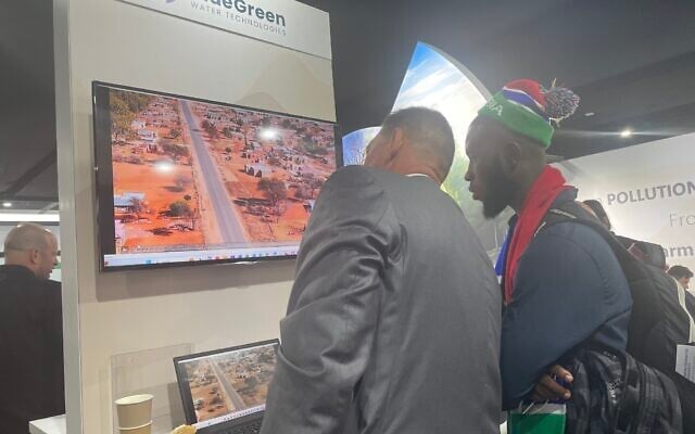 Des visiteurs découvrant les technologies de l’eau développées par BlueGreen au pavillon israélien lors de la conférence des Nations unies sur le climat, COP29, à Bakou, en Azerbaïdjan, le 14 novembre 2024. (Crédit : Sue Surkes/Times of Israel) Des visiteurs découvrant les technologies de l’eau développées par BlueGreen au pavillon israélien lors de la conférence des Nations unies sur le climat, COP29, à Bakou, en Azerbaïdjan, le 14 novembre 2024. (Crédit : Sue Surkes/Times of Israel)