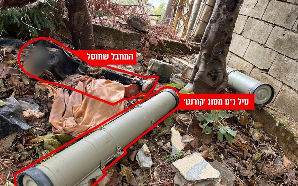 Une image publiée par Tsahal le 22 novembre 2024 montre un agent du Hezbollah mort et plusieurs missiles antichars à une position utilisée par le groupe terroriste dans le sud du Liban. (Crédit : Armée israélienne)