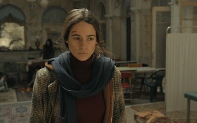 Niv Sultan tient le rôle de l'agent du Mossad Tamar Rabinyan dans 'Téhéran' de la chaîne publique Kan et Apple TV, dont la troisième saison sera diffusée le 9 décembre 2024. (Crédit : Kan)