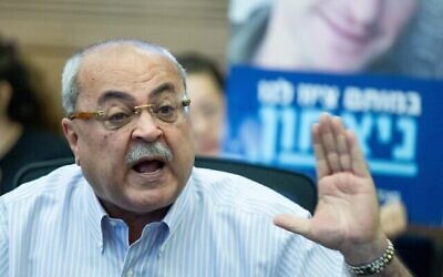 Le député Ahmad Tibi assiste à une réunion à la Knesset à Jérusalem, le 15 octobre 2024 (Crédit : Chaim Goldberg/Flash90).