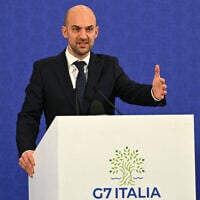 Le ministre français des Affaires étrangères Jean-Noël Barrot donne une conférence de presse lors de la réunion des ministres des Affaires étrangères du G7 à Fiuggi, dans le centre de l'Italie, le 26 novembre 2024. (Crédit : Andreas SOLARO / AFP)