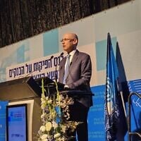 Le gouverneur de la Banque d'Israël, Amir Yaron, s'exprime lors d'une conférence à Tel Aviv, le 27 novembre 2024. (Crédit : Porte-parole de la Banque d'Israël)