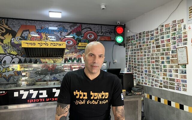 Yonatan Baleli, propriétaire de Baleli Felafel, dans son restaurant à Shlomi, qu’il a maintenu ouvert pendant la guerre Israël-Hezbollah, le 28 novembre 2024. (Crédit : Diana Bletter/Times of Israel)