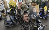 Un terroriste tenant une photo du chef du Hezbollah Hassan Nasrallah, après l’entrée en vigueur du cessez-le-feu entre Israël et le Hezbollah à Dahiyeh, Beyrouth, Liban, le 27 novembre 2024. (Crédit : Bilal Hussein/AP)