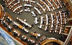 Vue générale du Conseil national suisse pendant la session parlementaire d'hiver à Berne, Suisse, jeudi 8 décembre 2011. (Crédit : Pascal Lauener/AP)