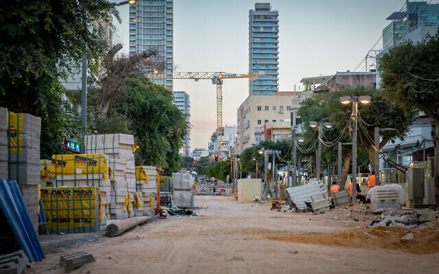 Construction du nouveau métro léger de Tel Aviv, sur la rue Allenby à Tel Aviv, le 18 novembre 2024. Illustration (Crédit : Israel Hadari/Flash90)