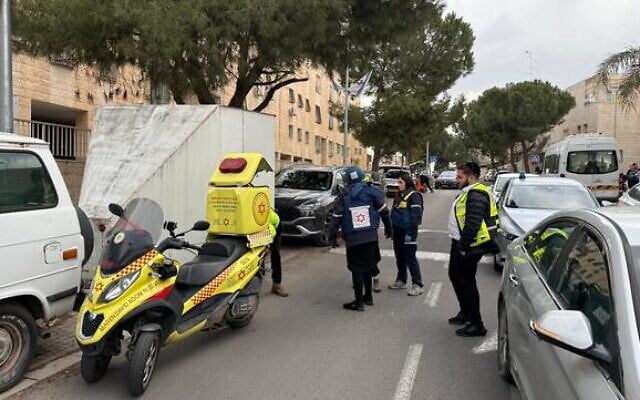La police israélienne et le Magen David Adom sur les lieux où une policière a été grièvement blessée après avoir été abattue par un homme à Jérusalem, le 28 novembre 2024. (Crédit : Police israélienne) La police israélienne et le Magen David Adom sur les lieux où une policière a été grièvement blessée après avoir été abattue par un homme à Jérusalem, le 28 novembre 2024. (Crédit : Police israélienne)