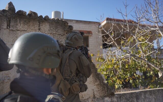 Les troupes de l'armée israélienne opérant dans le sud du Liban, sur une photo autorisée à la publication le 16 novembre 2024. (Crédit : Armée israélienne) Les troupes de l'armée israélienne opérant dans le sud du Liban, sur une photo autorisée à la publication le 16 novembre 2024. (Crédit : Armée israélienne)