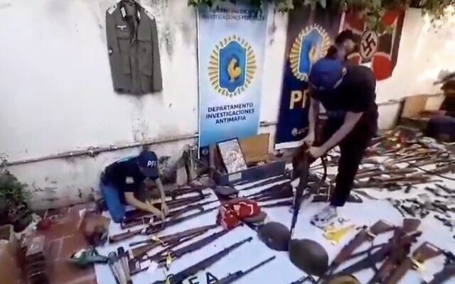 La police argentine confisque des armes et des souvenirs nazis dans une maison de la ville de Quilmes, le 15 novembre 2024. (Capture d'écran X/used in accordance with Clause 27a of the Copyright Law) La police argentine confisque des armes et des souvenirs nazis dans une maison de la ville de Quilmes, le 15 novembre 2024. (Capture d'écran X/used in accordance with Clause 27a of the Copyright Law)