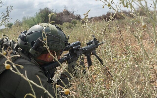 Un soldat de Tsahal opérant dans la bande de Gaza, dans une image publiée le 1er novembre 2024. (Crédit : armée israélienne)