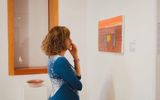 L'œuvre « The Promised Land » de Shay Azoulay dans « No Words », une exposition de la Biennale de Jérusalem marquant un an depuis le pogrom du Hamas du 7 octobre 2023, dans l'ancien bâtiment de Shaare Zedek, le 7 octobre 2024. (Crédit : Yakov Buta)