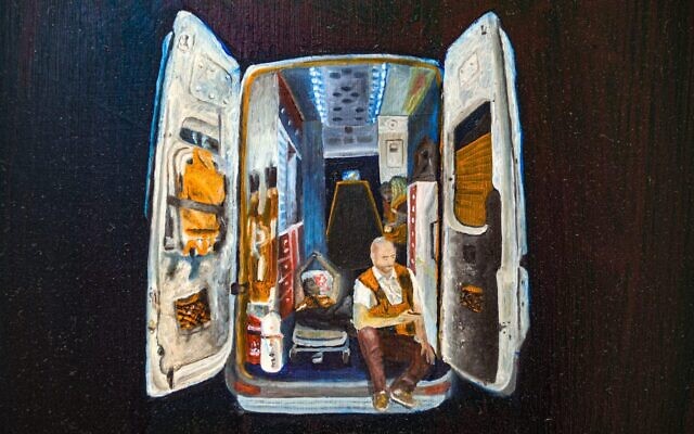 L'œuvre d'Elkana Levi « The Night Watch » de 2023, sur les temps morts des volontaires ambulanciers de United Hatzalah, dans laquelle l'ambulance illuminée devient la lumière au bout du tunnel, « The Car Wall Outside Kibbutz Tkuma », présentée dans « No Words », une exposition de la Biennale de Jérusalem marquant un an depuis le pogrom du Hamas du 7 octobre 2023, dans l'ancien bâtiment de Shaare Zedek. (Crédit : Yakov Buta)