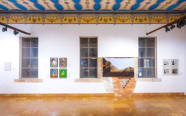 « No Words », une exposition de la Biennale de Jérusalem marquant un an depuis le pogrom du Hamas du 7 octobre 2023, dans l'ancien bâtiment de Shaare Zedek, le 7 octobre 2024. (Crédit : Yakov Buta)